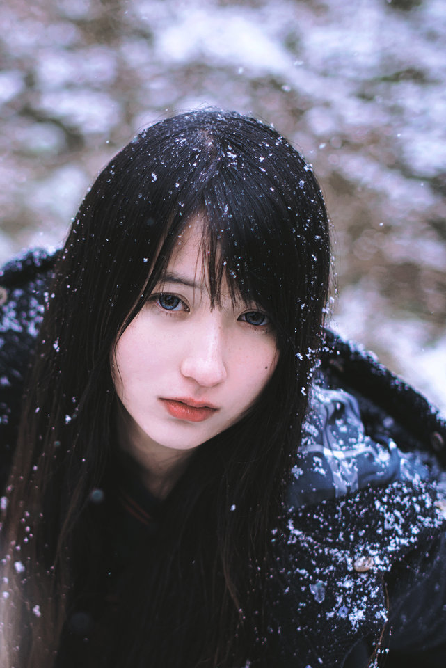 雪地上的清纯女子图片