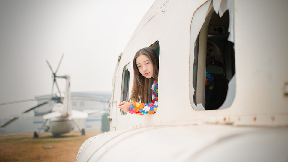 长发女子户外清新甜美风